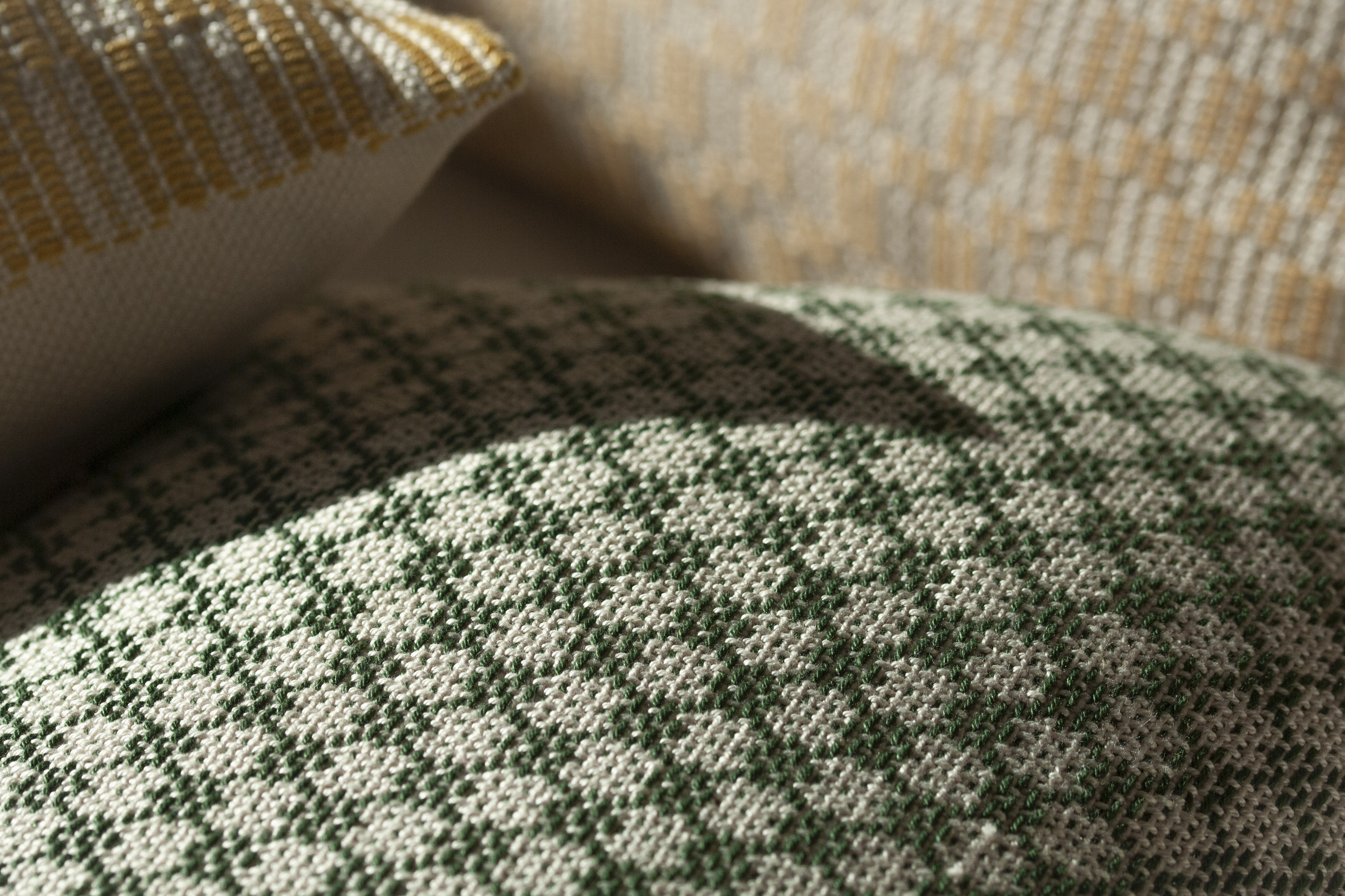 Rosamia - Textile brodé et tissé Coussins et tapis : Coussin Geometra Oliva