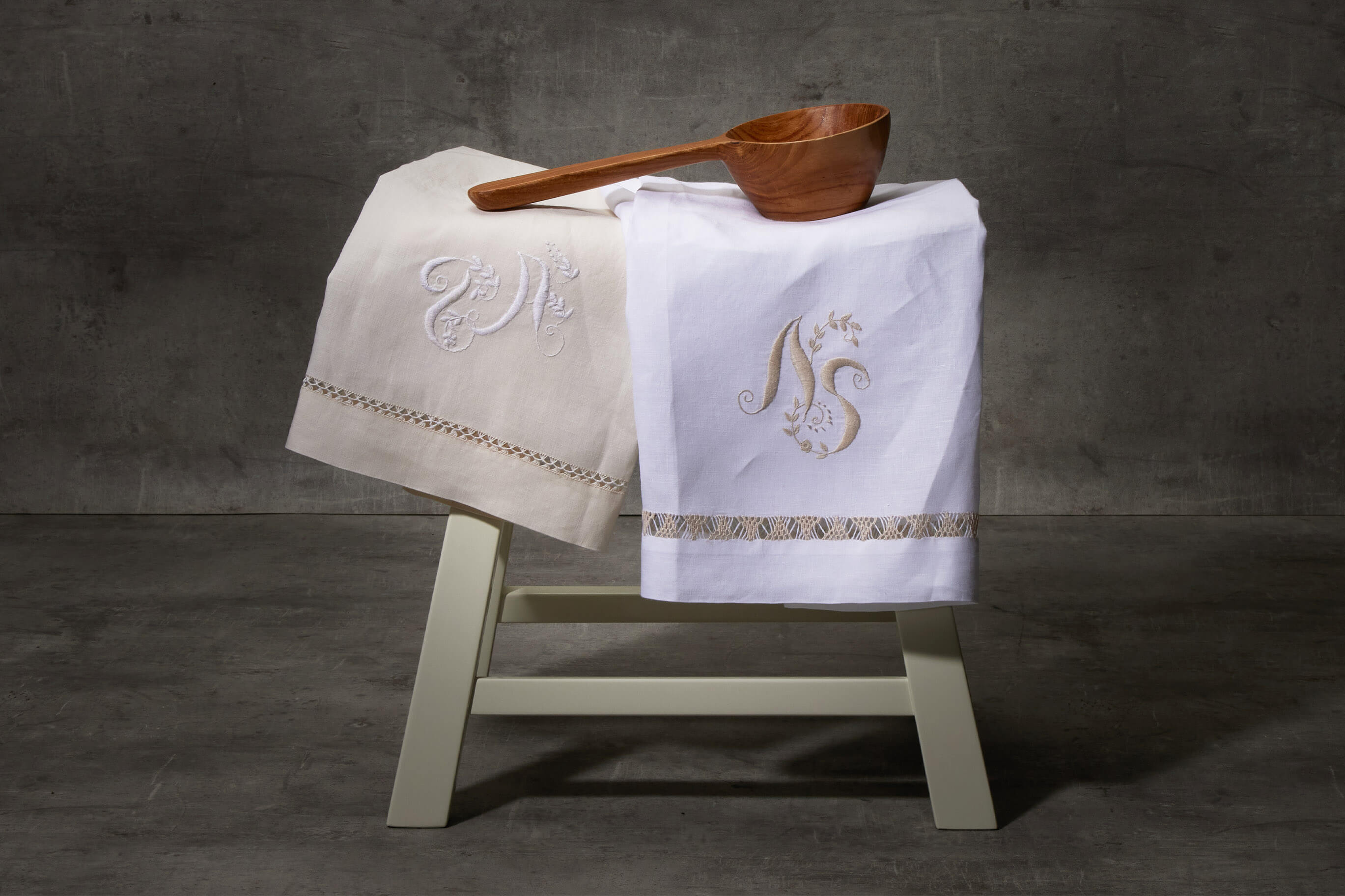 Rosamia - Textile brodé et tissé Linge de table et de bain : Serviette personnalisée Iniziali in Fiore 