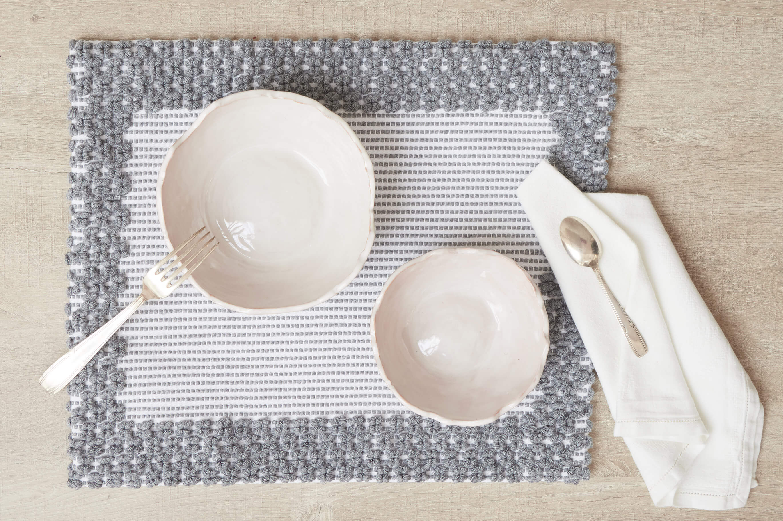 Rosamia - Textile brodé et tissé Linge de table et de bain : Sets de table Pibiones Grigio