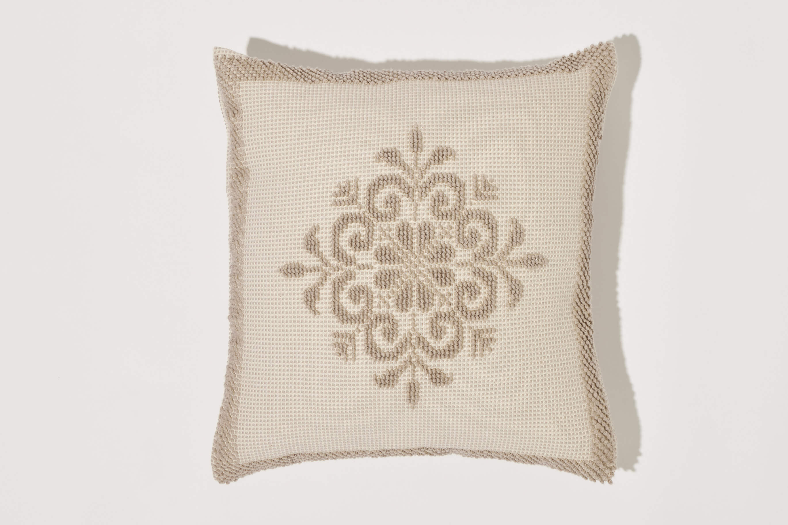 Rosamia - Textile brodé et tissé Coussins et tapis : Coussin Su Pistoccu Sabbia