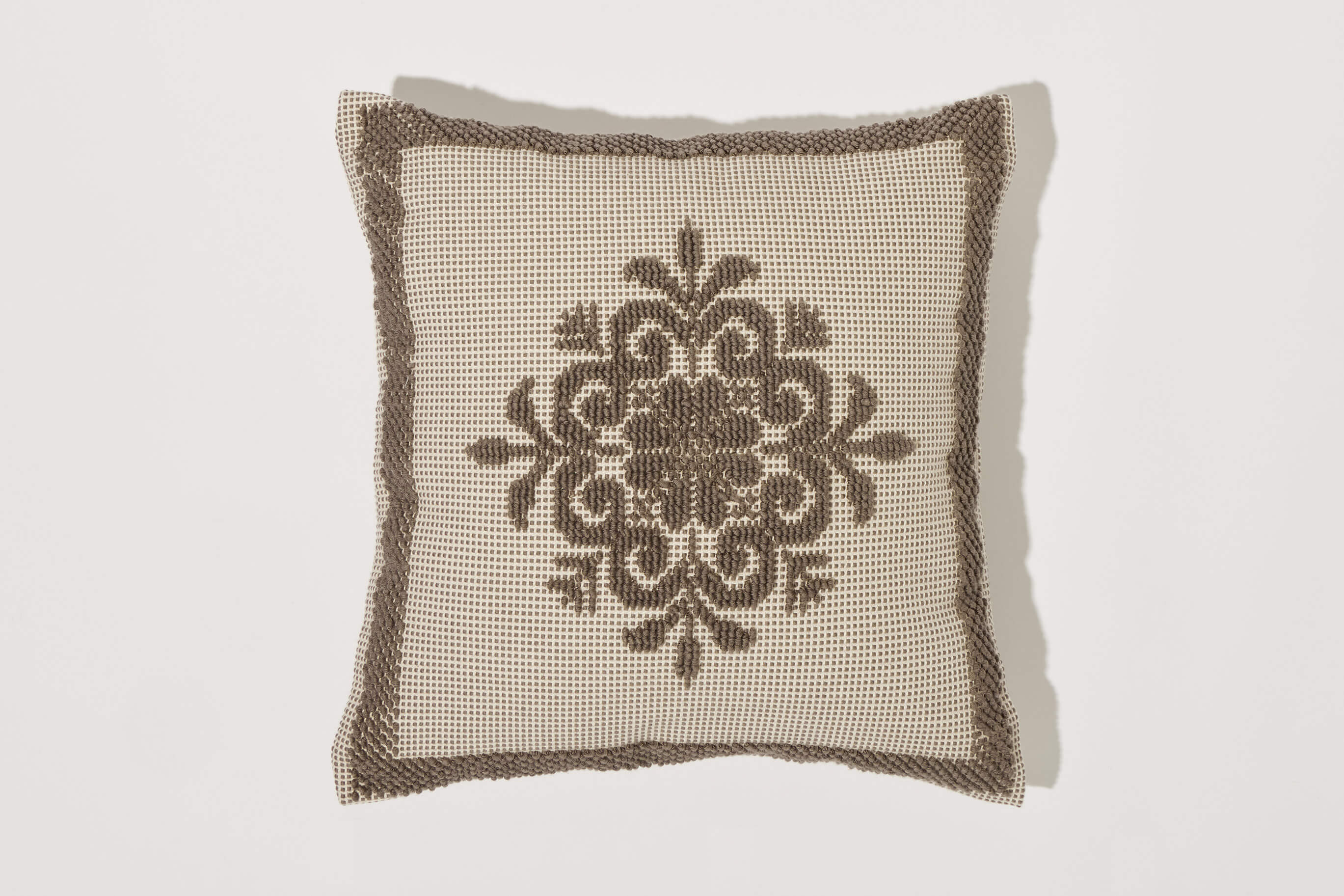 Rosamia - Textile brodé et tissé Coussins et tapis : Coussin Su Pistoccu Fango